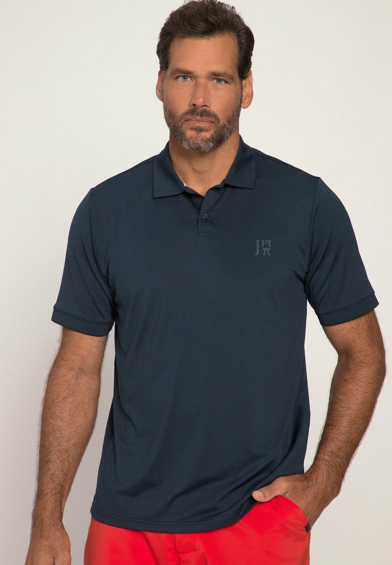 Mørkeblå polo-shirt lavet af glat stof, med klassisk krave og korte ærmer, samt et diskret logo trykt på brystet.