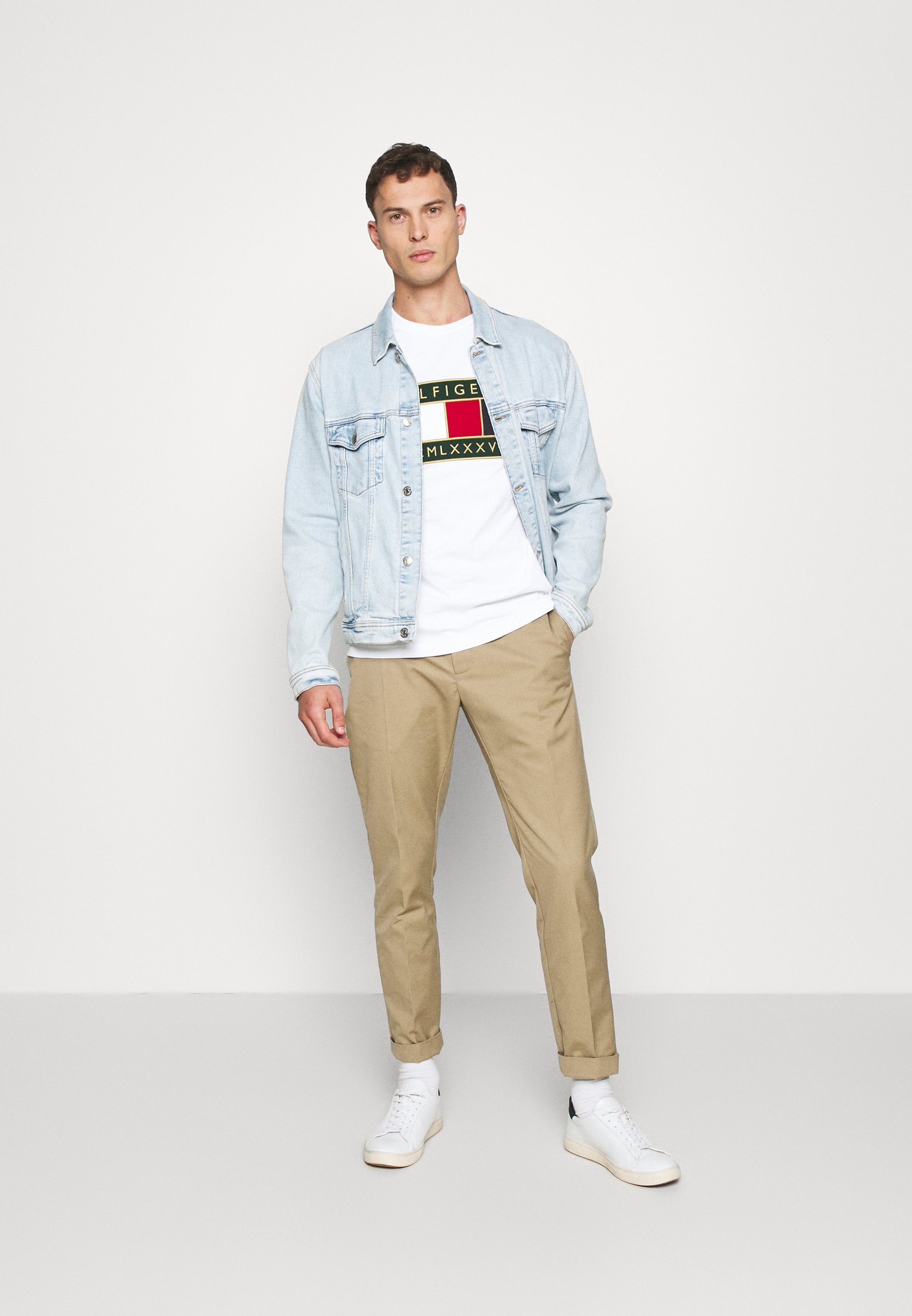 Tommy Hilfiger GLOBAL FLAG TEE - Print 