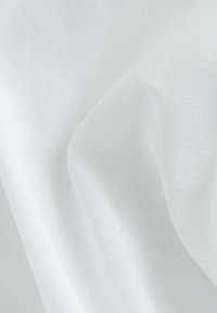 Tessuto bianco con una texture liscia, che mostra morbide pieghe e una leggera qualità trasparente, evidenziando un design pulito e minimale.