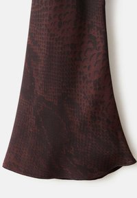 Bruin gemêleerde stof met een reptielenhuidpatroon en een subtiele textuur. De randen zijn zacht en gebogen, wat zorgt voor een vloeiende val.