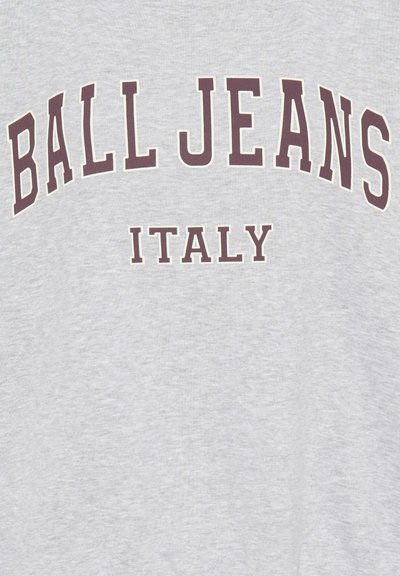 Tricou gri din bumbac, cu inscripția "BALL JEANS" în litere mari de culoare vișinie și "ITALY" dedesubt, realizat dintr-un material moale și texturat.