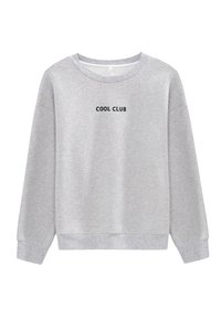 Sudadera gris con cuello redondo, puños y dobladillo acanalados. Presenta el texto negro "COOL CLUB" impreso en el centro del frente. Textura suave.