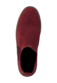 Botte en daim rouge à enfiler avec un bout arrondi et des panneaux élastiques sur les côtés. Présente une semelle en caoutchouc texturé pour l'adhérence et la durabilité.
