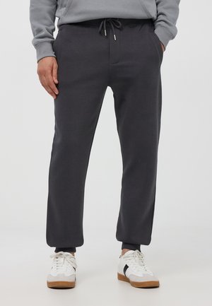 - Spodnie treningowe