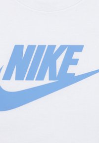 Λευκό βαμβακερό t-shirt με μεγάλο μπλε λογότυπο Nike στο κέντρο, με καμπυλωτό σχέδιο swoosh ενσωματωμένο στο κείμενο.