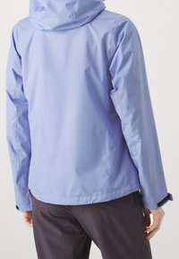 Veste imperméable bleu clair avec capuche, texture lisse, manches longues et poignets réglables. Présente un design simple sans motifs.