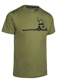 Olijfgroene katoenen T-shirt met een marineblauwe grafiek van een driewieler op een horizontale lijn. Korte mouwen, ronde hals, casual pasvorm.