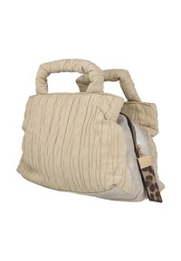 Bolso beige con textura, con dos asas cortas y gruesas. Cuenta con un bolsillo con cremallera plateada brillante y una etiqueta con estampado de leopardo como detalle.