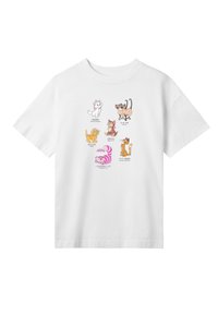 Hvid t-shirt med tegneseriekatte: Marie, Si & Am, Dinah, Oliver, Cheshire Cat og Sgt. Tibbs i forskellige farver og designs.