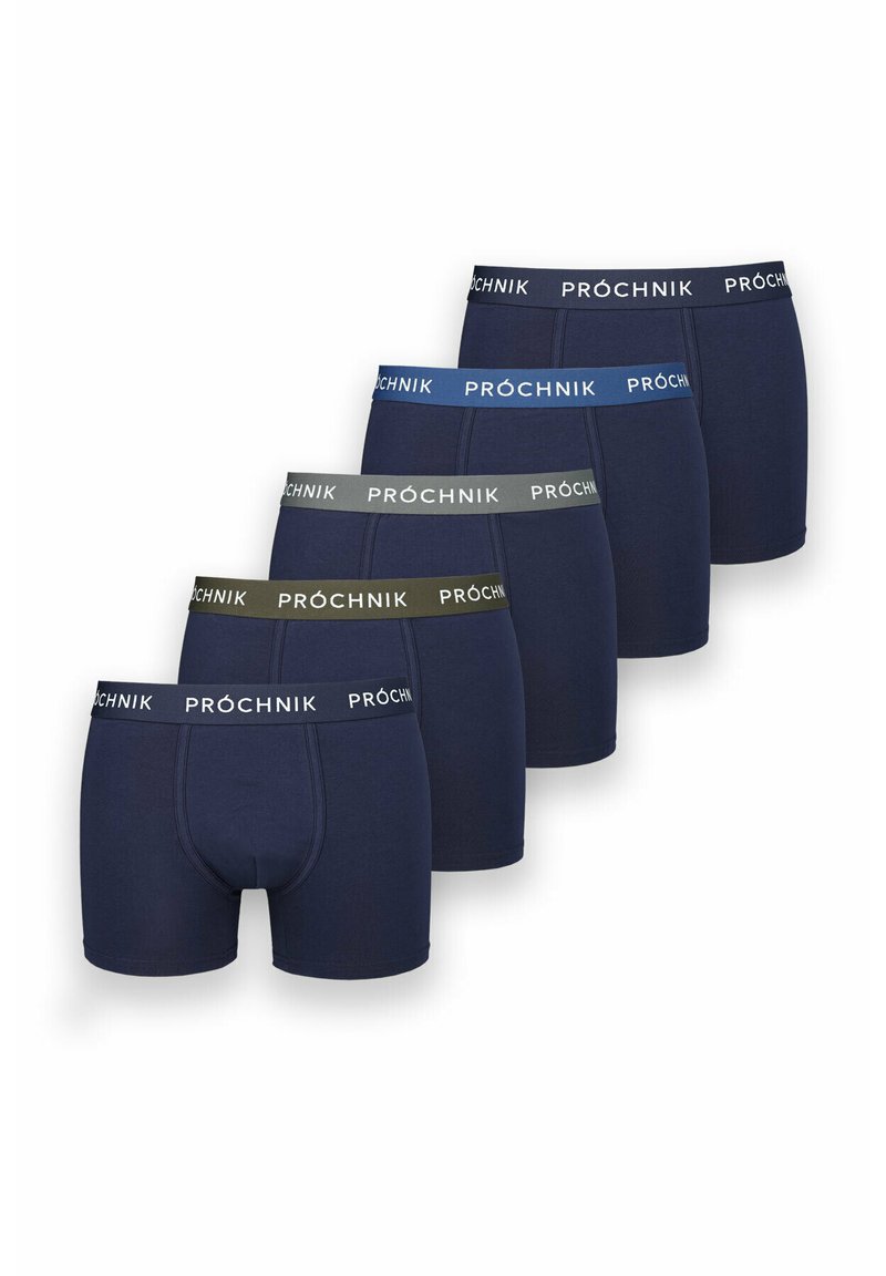 Pięć par niebieskich majtek typu boxer z elastycznym pasem, oznaczonych napisem "PRÓCHNIK". Wykonane z gładkiego materiału, cechujące się dopasowanym krojem i prostym designem.