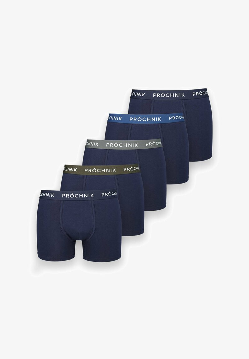 Pięć par niebieskich majtek typu boxer z elastycznym pasem, oznaczonych napisem "PRÓCHNIK". Wykonane z gładkiego materiału, cechujące się dopasowanym krojem i prostym designem.