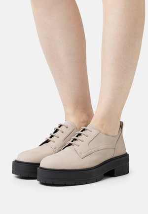 Geox Stringate - beige