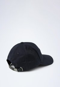 Casquette de baseball en coton bleu marine avec une visière incurvée, une sangle ajustable à l'arrière et deux trous de ventilation de chaque côté.