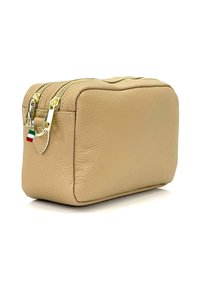 Beige leren cosmetica-etui, rechthoekige vorm, getextureerd oppervlak, twee gouden ritsen, accent met de Italiaanse vlag bevestigd aan de rits.