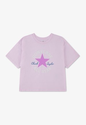T-shirt lilas à manches courtes avec une grande étoile rose et le texte "Converse Chuck Taylor All Star" imprimé sur le devant.