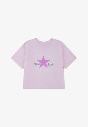 Lila T-shirt met korte mouwen met een grote roze ster en de tekst "Converse Chuck Taylor All Star" op de voorkant gedrukt.