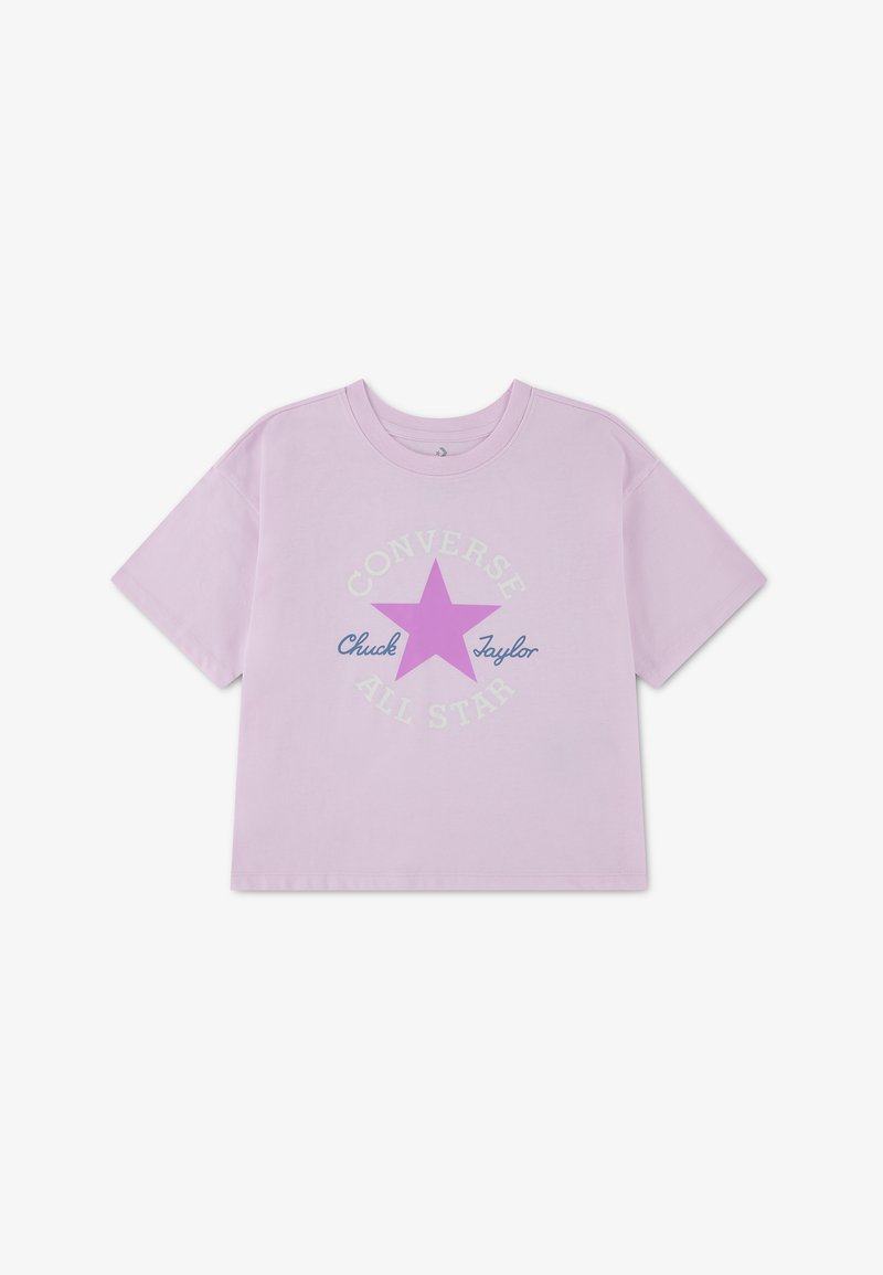 T-shirt lilas à manches courtes avec une grande étoile rose et le texte "Converse Chuck Taylor All Star" imprimé sur le devant.