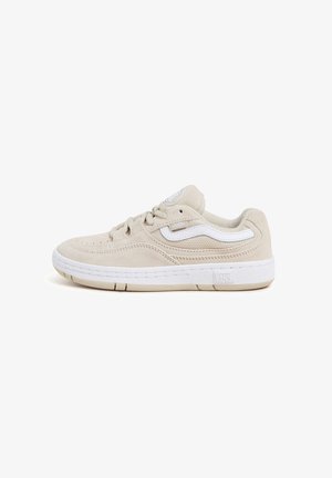 Beżowe sneakersy z zamszowego materiału, biała gumowa podeszwa i sznurowadła. Posiadają białą paskę boczną i logo na języku. Subtelna faktura.
