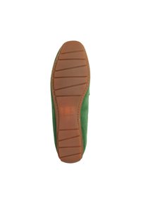 Grüner Wildlederschuh mit einer glatten Oberseite und Gummisohle, die horizontale Rillen für einen besseren Halt aufweist und eine gestickte Detail entlang der Kante hat.