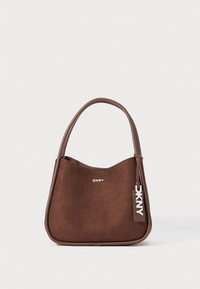 Borsa a tracolla in camoscio marrone con una texture liscia, forma curvata e una maniglia singola. Presenta un logo in argento e un'etichetta con il nome del marchio.