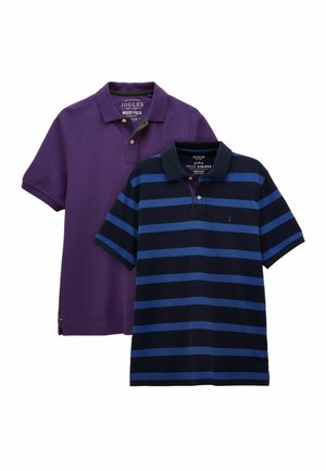 Zwei Poloshirts: eines in einheitlichem Lila, das andere in Marineblau mit blauen Streifen. Beide haben Kragen, kurze Ärmel und die Etiketten sind am Hals sichtbar.