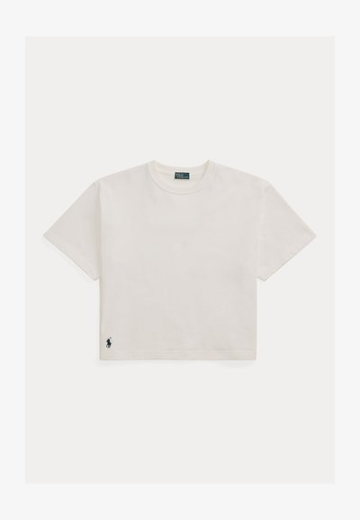 Biały krótki t-shirt z krótkim rękawem, okrągłym dekoltem i małym czarnym wyszywanym logo blisko dolnego brzegu po lewej stronie.