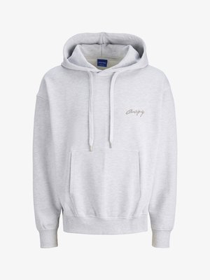 Svetlosivá mikina s kapucňou, predným vreckom, sťahovacou šnúrkou na kapucni, rebrovanými manžetami a malým podpisovým logom na ľavej strane hrude.