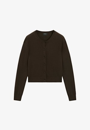 Cardigan court marron, texture tricotée, col rond, fermeture à boutons sur le devant avec des boutons noirs, manches longues, taille et poignets côtelés.