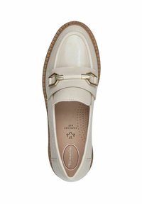 Mocassin en cuir beige avec détail en boucle en métal doré, semelle marron et semelle intérieure rembourrée étiquetée "Comfort Fit" en taille 37.
