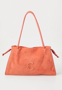 Korallszínű nubukbőr kézitáska strukturált alakzattal, jól látható dombornyomott logóval, hosszú pántokkal és csomózott részletekkel a záródáshoz.