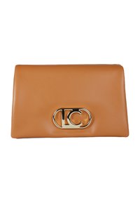 Clutch in pelle marrone chiaro con una superficie liscia e un emblematico tono dorato. Presenta una forma rettangolare e un design pieghevole.