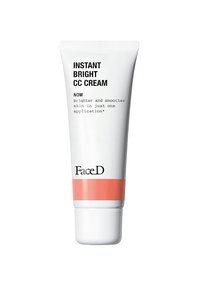 Tubetto bianco di crema CC con accenti corallo, etichettato "Instant Bright CC Cream." I dettagli testuali includono i benefici dell'applicazione e il nome del marchio "FaceD."