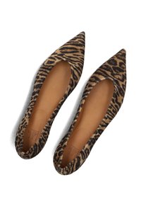 Puntige platte schoenen van dierenprint suede met een tan onderkant, die een luipaardpatroon in zwart en bruin tonen toont.