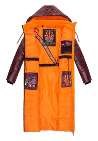 Isolerende jas met een diep bordeauxrode buitenkant en feloranje voering, voorzien van meerdere zakken, merklabels en een capuchon.