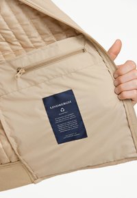 Lindbergh VERTICAL QUILTED JACKET - Chaqueta de entretiempo - dk sand