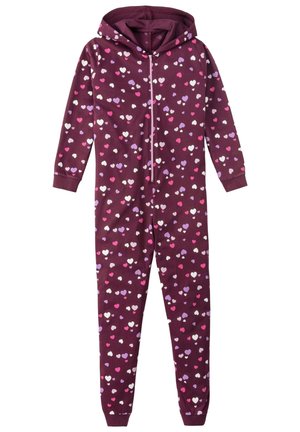 Fleece-Einteiler mit Kapuze, tiefes Burgunderrot, bedeckt mit weißen, pinken und lila Herzmustern, ausgestattet mit einem Frontreißverschluss und gerippten Bündchen.