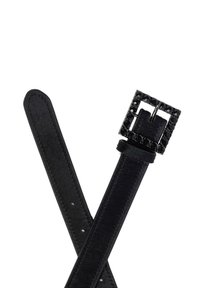 Cinturón de cuero negro con acabado texturizado. Cuenta con una hebilla cuadrada adornada con piedras brillantes. Dos extremos de la correa se cruzan en diagonal.