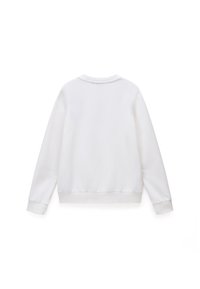 Vit sweatshirt med långa ärmar, tillverkad av mjukt tyg. Har en rund halsringning, ribbade manschetter och en rak fåll. Inga mönster eller detaljer.