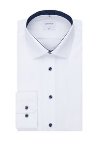 Camicia bianca slim-fit in tessuto liscio, con colletto interno a pois blu navy a contrasto, bottoni neri e dettagli per gemelli.