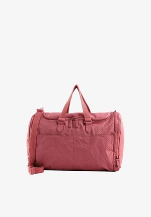 Sac de sport rose de taille moyenne avec deux poignées supérieures, une bandoulière amovible et des compartiments zippés sur fond blanc.