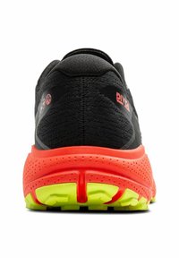 Zapatilla de running negra con parte superior texturizada, media suela naranja en contraste y suela amarilla brillante. Presenta un branding minimalista y un talón acolchado.
