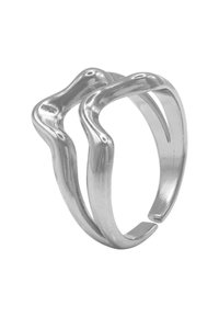 Sølvring med et bølgete, sammenvevd design med en polert overflate og åpen ring. Glatt tekstur, uten synlige mønstre eller aksenter.