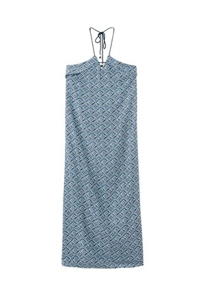 Vestido maxi con estampado azul y blanco, cuello halter y tirantes finos atados en la espalda.