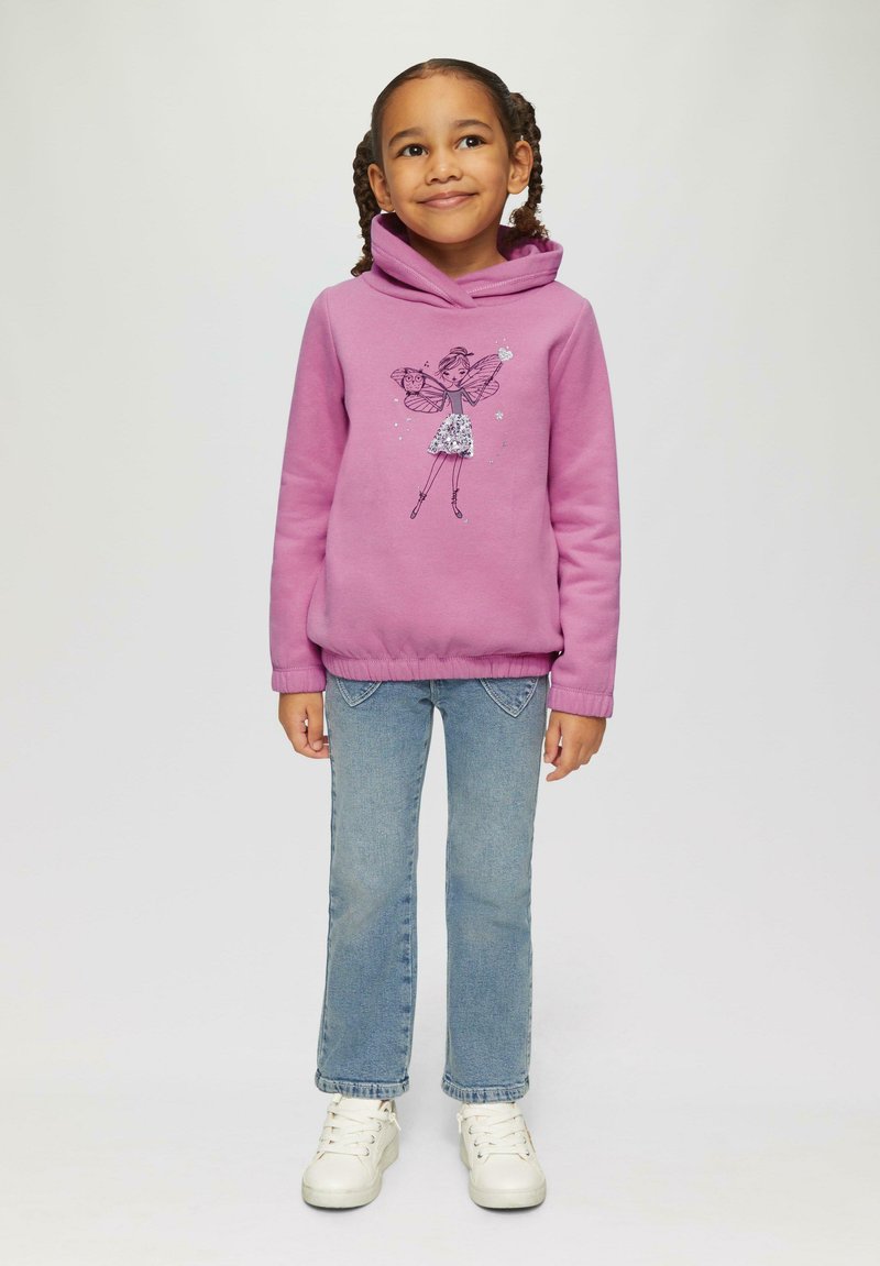 Roze hoodie met een glinsterend fee-ontwerp, gecombineerd met blauwe jeans en witte sneakers. De stof lijkt zacht met ribgebreide manchetten.