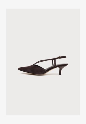 Zapato de tacón destalonado de ante negro con puntera en pico, tira fina cruzada y pequeña hebilla, tacón de aguja bajo, vista lateral sobre fondo blanco.