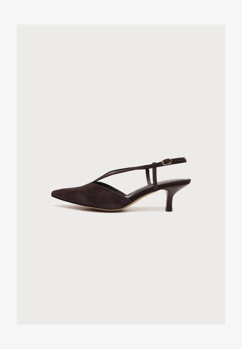 Escarpin slingback en daim noir à bout pointu, fine bride croisée avec petite boucle, petit talon aiguille, vue latérale sur fond blanc.