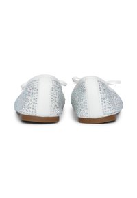 Weiße Ballettschuhe mit glatter Oberfläche, verziert mit klaren Strasssteinen, die über die gesamte Fläche verteilt sind, und einer flachen, hellbraunen Sohle.