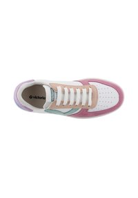 Vita sneakers med rosa, beige, mintgrön och lila mockadetaljer, vita snören, perforerat tåparti och "victoria"-logotyp på insidan.