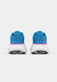 Une paire de chaussures de course bleues et roses vue de l'arrière, montrant des semelles blanches épaisses et le texte "Bondi 9" sur les talons.