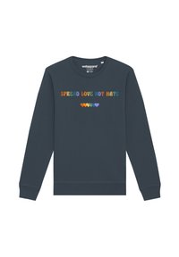Dunkelblaues Sweatshirt mit dem Text "VERBREITE LIEBE, NICHT HASS" in bunten Buchstaben, darunter mit Herzen in verschiedenen Farben akzentuiert.